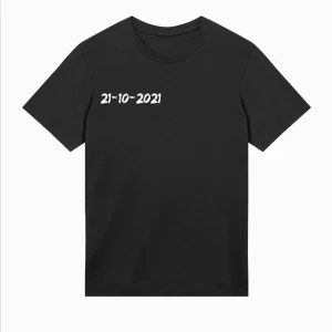 Svart t-shirt med tryck av Einar  - Tjena! Ta chansen att klicka hem denna t-shorts av ett minne av Einar med datumet han gick bort. Finns i storlekar XS,S,M,L 