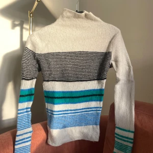 Randig polotröja från Zara -  polotröja från Zara med randigt mönster i beige, svart, blått och grönt. Strl S. Använt men bra skick. Se även mina andra annonser, 3 för 2 på allt! ✨