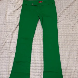 Gröna byxor från Dickies - Snygga gröna byxor från Dickies med bootcut-stil. De har en klassisk design med knappar och dragkedja framtill. Skriv för fler bilder!
