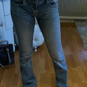 Ltb jeans  - Snygga blå Ltb jeans i storlek 25/32, modellen roxy. Säljer pga att dem inte kommer till användning, dem har använts få tal gånger men är i väldigt bra skick💕hör av dig för mer info