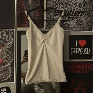 Vit linnetopp  - Säljer en vit linnetopp från Part Two. Toppen har smala axelband och en fin rynkdetalj framtill. Den är stretchig och har ett skönt materialt mot huden😊 inte see through, den har wn liten rosett på framsidan💕