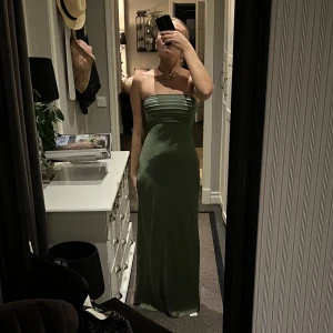 Grön balklänning - Snygg grön axelbandslös balklänning (samma som den populära gula balklänningen från TikTok se sista bild). Säljer då jag köpte två storlekar, klänningen är i storlek S, nypris 1500kr mitt pris 1150kr. Den är ny med prislapp. Skriv om du har några funderingar✨🌟