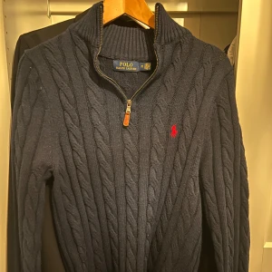 Mörkblå stickad tröja från Ralph Lauren - Säljer en snygg mörkblå stickad tröja från Ralph Lauren i gott skick. Perfekt till vintern. 