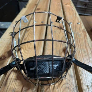 galler från Jofa - Säljer ett galler från Jofa i metall med svart vaddering för extra komfort. Perfekt för hockey eller andra sporter där ansiktsskydd behövs. Gallret har justerbara remmar för att passa olika hjälmar inget rost med jättebra skick pris kan diskuteras 