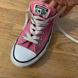 Rosa converse  - Storlek 38. Bra skick använd några gånger, köpta i London. 