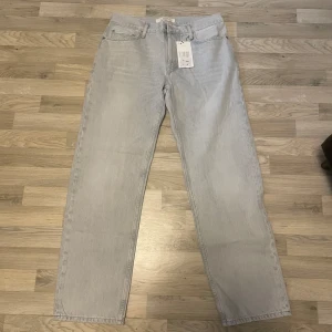 Zara jeans relaxed/lite baggy  - Säljer mina helt nya ljusblåa zara jeans då dem är lite för baggy för mig. Aldrig använda med prislapp kvar eftersom jag inte returnera jeansen i tid. Storlek 42