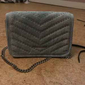 Jeansfärgad axelväska med kedja - söt väska från berskha, aldrig använd🩷