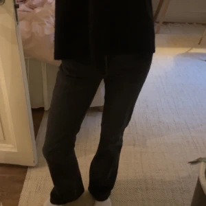 Svart/ grå  jeans från Zara - Mörkgrå lågmidjade bootcut jeans från zara, knappt använda 💞