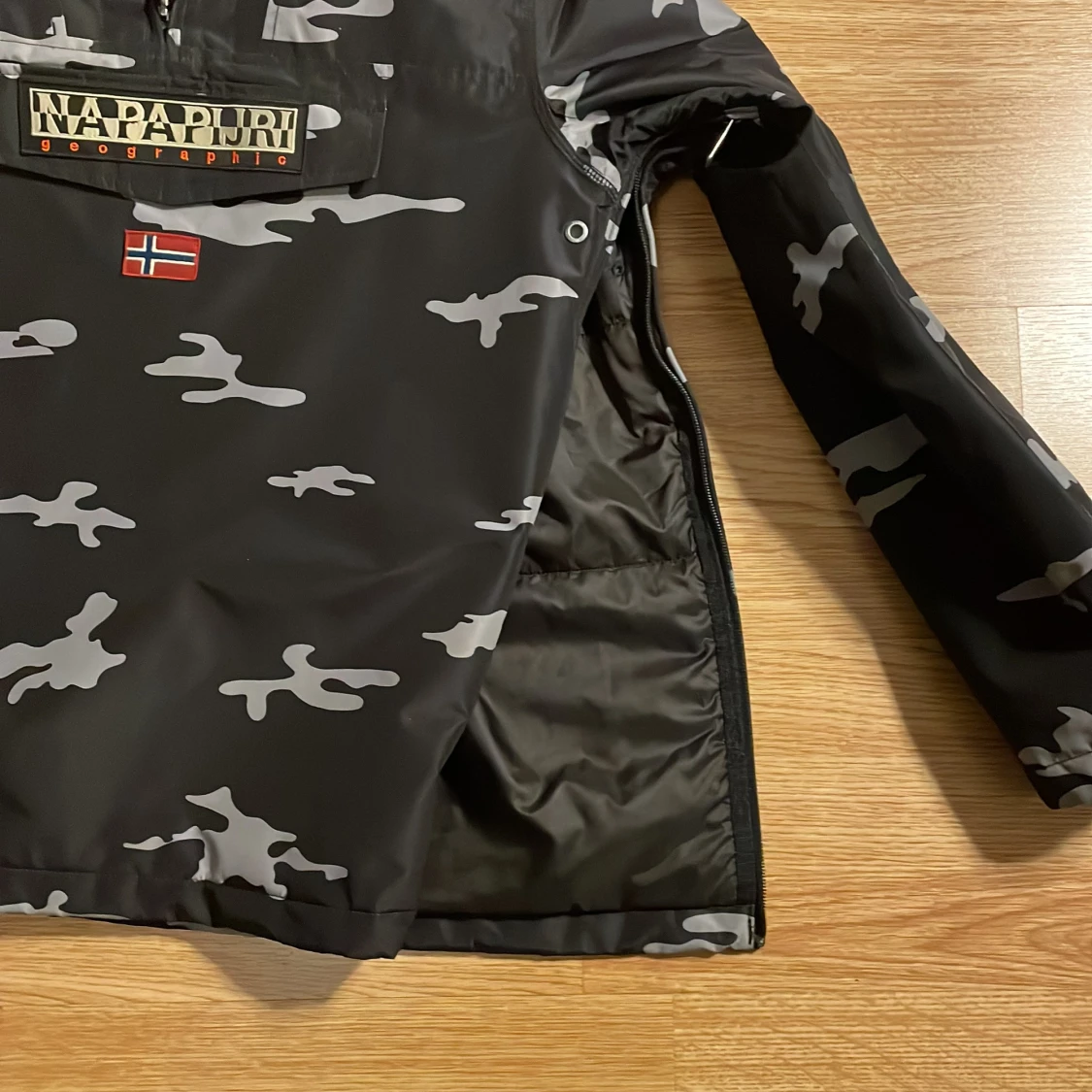 Svart och grå camo jacka från Napapijri - 4