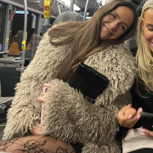 Beige pälsjacka  - Säljer denna balla fluffig beige/gråa faux fur korta kappa/jackan i storlek S/M. Päls jackan har en oversized passform och långa ärmar. Perfekt för att hålla sig varm och trendig, verkligen så fin till vardags samt kanske över en klänning:)🧥 Nypris:1200kr Jag köpte den knappast 2 månader sedan 