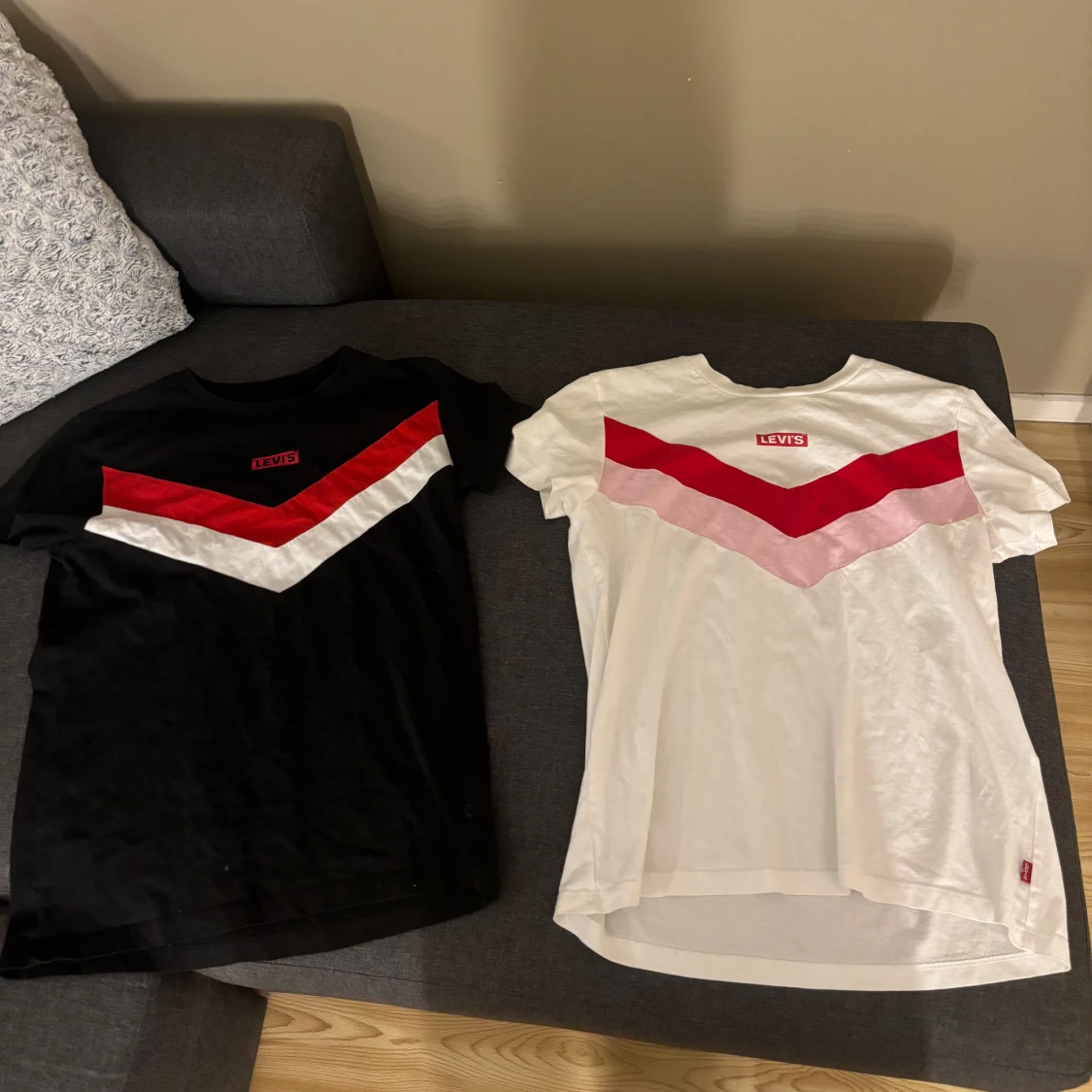 T-shirt från Levi's med V-mönster