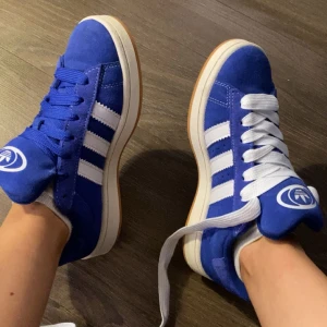 Adidas campus 00s - De är använda max 5 gånger, säljer då de inte kommer till användning. Extra skosnören medföljer, köpta på merch of Sweden för 1800kr