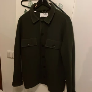 Overshirt - Säljer nu denna feta overshirten från selected homme som är perfekt nu till hösten.Den är i skick 10/10 inga defekter, använt Max 3 gånger💯✨  För frågor eller mer är det bara att säga till💯⭐️