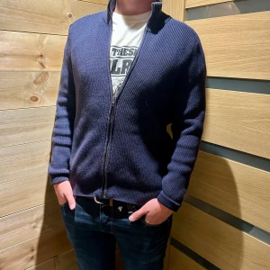 Stickad helzip  - Stickad helzip från mango som är perfekt till hösten då den är lite tjockare och är mer som en cardigan.   Storlek - m  Modell - 187cm Skick - 9/10 (knappt använd)   Skriv för mer frågor/bilder! 