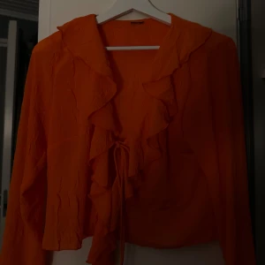 Blus - Söt orange blus, med volanger och snygga detaljer. Den är helt oanvänd 🌸