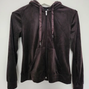 Säljer en ny kofta - Säljer mörk brun kofta så som den inte används längre. Hade tagit på mig den 1-2 gånger så att den är helt ny. Priset kan diskuteras.