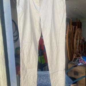 Beige byxor från JC - Säljer ett par beige byxor från JC i storlek L. De är perfekta för en avslappnad stil och har en normal passform. Byxorna har fickor både fram och bak, vilket är superpraktiskt. Materialet känns som bomull, vilket gör dem sköna att ha på sig hela dagen.