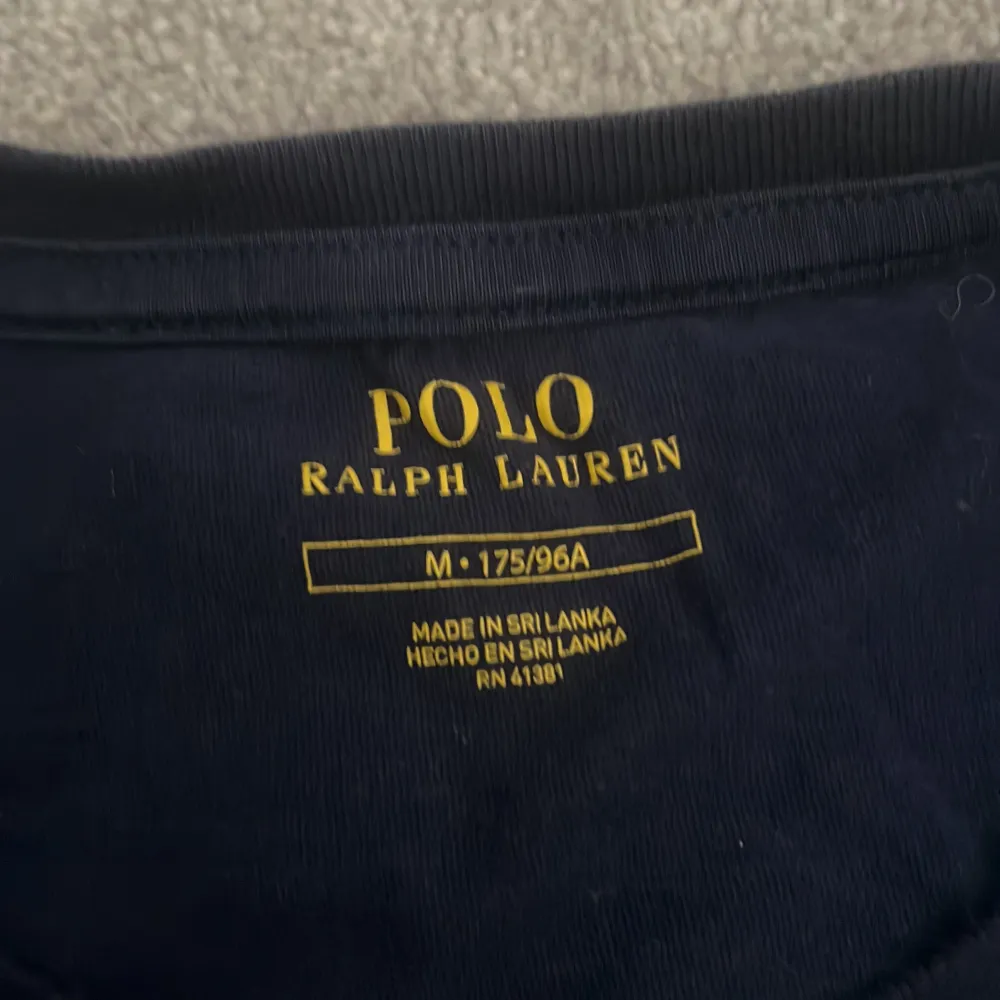 En Ralph lauren tishrt i storlek M 175  Marinblå. T-shirts.