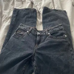 Ett par mörk gråa straight jeans från hm. I storlek 34. Så fina men säljer då de inte passar mig.