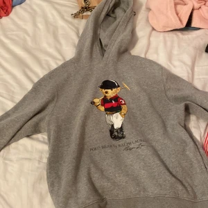Ralph lauren Hoodie - Snygg och helt oanvänd har testat den men har aldrig gått ut i den.💝 helt äkta i färgen grå XL/18-20år Säljer för 170kr❤️‍🔥