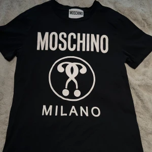 Moschino t-shirt - Moschino t-shirt i bra skick, trycket är lite urtvättad, annars inga defekter. 