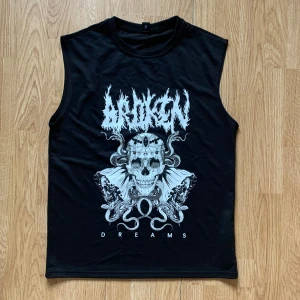 Döskalle linne - Väldigt baggy och stor så passar i princip alla storlekar! Endast testad. Kolla mina andra annonser! Köparen står för frakt 45kr. BETALNING SKER VIA SWISH 