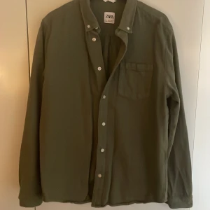 En super fin overshirt - En overshirt som jag aldrig har använt för den är för stor (175)