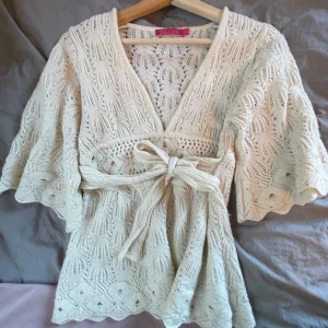 Knytkofta 💞 - Stickad tröja med två ”band” man kan knyta i ryggen eller framtill. Det är storlek L men jag som har s/xs brukar ha den. Kan skicka fler bilder 💞