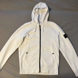Stone Island Kofta - Vit Stone Island kofta, Storlek M men passar S. Använd lite men nästan som ny. Säljer pågrund av att jag rensar garderoben och behöver lite pengar. Skriv för mer bilder osv….