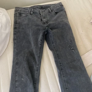 Säljer ett par jätte fina jeans från SHEIN  - Dessa lågmidjade jeans från Shein väldigt sköna ha på sig använt dem 3 gånger i storlek S/36 färgen mörk gråa 