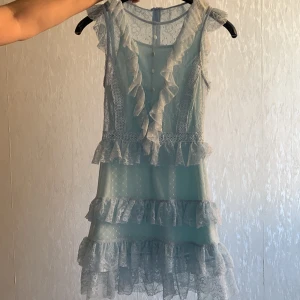 Blå spetsklänning - en ljusblå klänning i spets bra skick använd två tre gånger i storlek S passar Xs också 