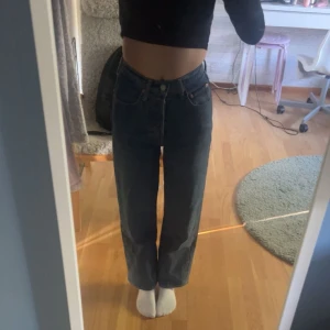 Levi’s jeans - Jag säljer dessa Levi’s Ribcage Ankle jeans.  Jag är 160cm lång och det är storlek 24 waist och 30 length.   Färg: Mörkblå, Ljusblå, Svart.  De är i nyskick.   Nypris: 1349kr    400kr/st elr 1200kr/alla     