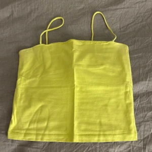 Gul topp - Gul topp i storlek S. Använd i några få tillfällen. Är i mycket god skick.