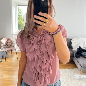 Saint tropez blus - SÅ fin och populär blus från Saint Tropez i nyskick💗💗Storlek M men passar mig som vanligtvis har XS som referens🤍 Fri frakt tom 22 september!