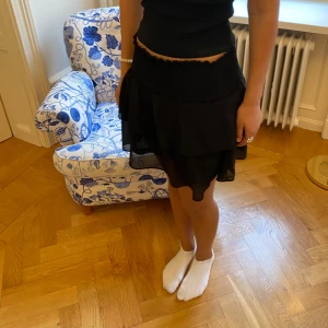 Chelsea - Så fin ”mini” kjol, som inte alls är särskilt använd!💕 Storlek XS enligt deras egna hemsida, jag skulle säga att den passar alla från XS, S till M🥰  Vi har en liknande volangkjol i str L längre ner i flödet med prislapp kvar!❤️