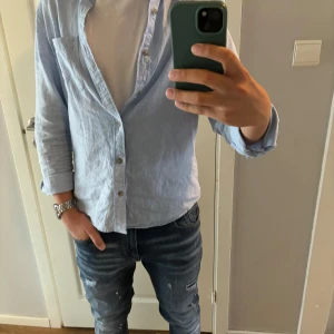 Linne skjorta från dressmann - Skön & snygg linne skjorta från dressmann // Använd ett fåtal gånger // Skick: 9/10 // storlek S // modellen på bilden är 178 cm // Skriv om du har funderingar😄