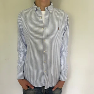 Ralph lauren skjorta - Jättefin Ralph lauren skjorta i top skick. Modellen på bilden är 180cm. Skriv vid fler frågor eller funderingar!
