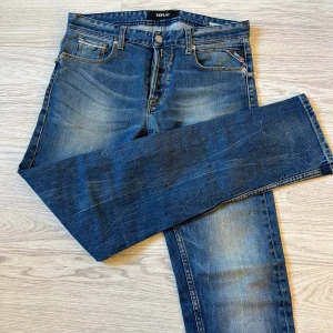 Replay jeans (MAN)  - Jättesnygga Replay jeans st 29, hyfsat bra skick, säljer då min pappa fick massa jeans men ville inte ha, så inget fel på dom hör av er vid frågor 