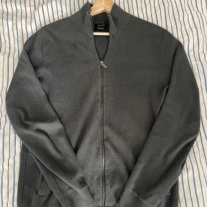 Massimo dutti zipup  - Snygg Massimo Dutti fullzip i nästan nyskick. Hör av er om ni har några frågor