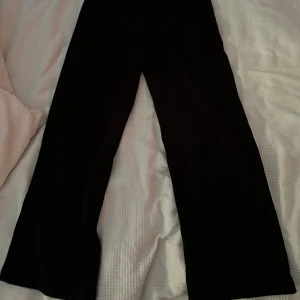 Svarta byxor från BikBok - Säljer ett par snygga svarta byxor från BikBok. De är i storlek 38, i stretchigt material och har en stilren design.