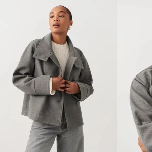 Höstjacka - Superfin jacka/kappa från Gina tricot i modellen ”short felt jacket”. Köpt här på Plick men tyvärr passade den inte riktigt mig. Mycket bra skick & inga defekter vad jag märkt🤍