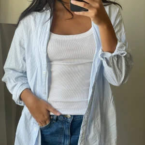 Oversized skjorta - Oversized blåvitrandig skjorta från Na-kd 