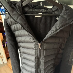 Moncler cardigan - Hej!  Säljer nu min moncler cardigan som jag köpte här på plick för ett tag sedan men som tyvärr inte passade. Cardiganen är i Storlek L.