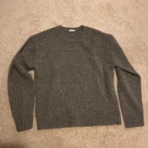 Filippa K Ulltröja - Ulltröja från Filippa K, gråfärgad. Nyskick (10/10), aldrig använd. Storlek M, passar M-L. Nypris: 2600 kr, mitt pris: 999 kr. Hör av er för ytterligare frågor eller funderingar!