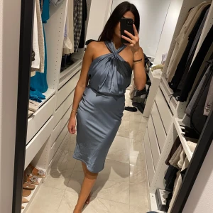 Festklänning  - Satinklänning med öppning i ryggen 