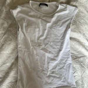 Vit topp från bikbok - Toppen är endast testad men satt för thight på mig! Storlek xs, toppen ska sitta thight om midjan och uppåt överlag då toppen är gjort för de🥹 Den är väldigt fin tycker jag men säljer då swn tyvärr inte passar