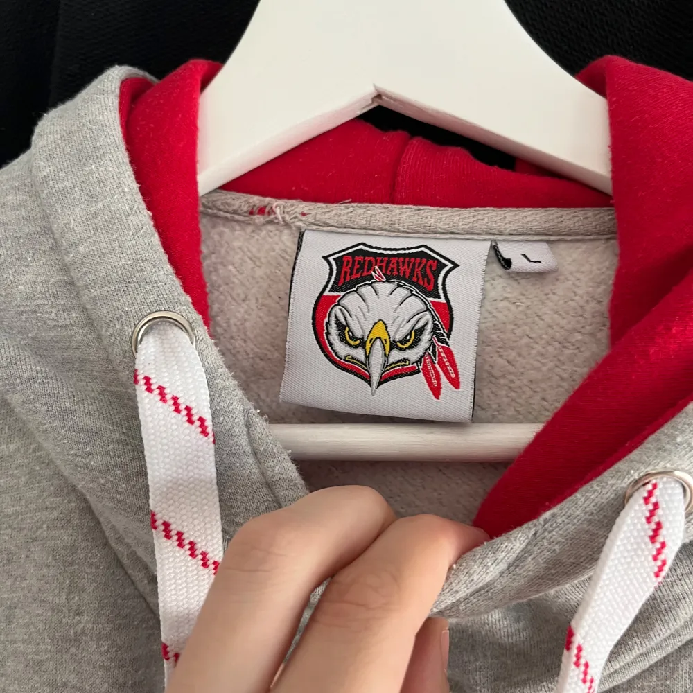 Säljer en grå hoodie från Malmö Redhawks i storlek L. En hoodie för den som verkligen vill stödja sitt lag. Har den röda örnen och skåneflaggen på båda armarna.. Tröjor & Koftor.