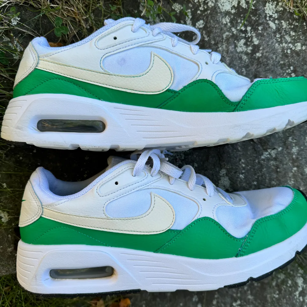 Säljer ett par gröna Nike airmax i storlek 42. Bra skick, bara använda ett par gånger. Nypris 1000. Kom gärna med frågor och pris kan diskuteras.. Skor.