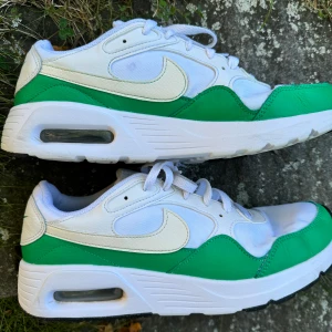 Nike airmax - Säljer ett par gröna Nike airmax i storlek 42. Bra skick, bara använda ett par gånger. Nypris 1000. Kom gärna med frågor och pris kan diskuteras.