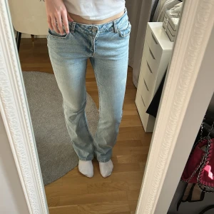 Lågmidjade jeans  - Superfina jeans som inte använts så mycket. Storlek s/m då dem är stretchiga i materialet. Går ända ner på mig och är 172, skriv om du vill köpa💗Dem har en lite ljusare fläck på höger ben som syns på bilden men den syns knappt i verkligheten.